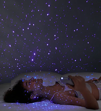 Stimulateur clitoridien à ondes pulsées contrôlé par application avec projecteur de lumière stellaire SVAKOM "Pulse Galaxie" - Metallic Lilac 