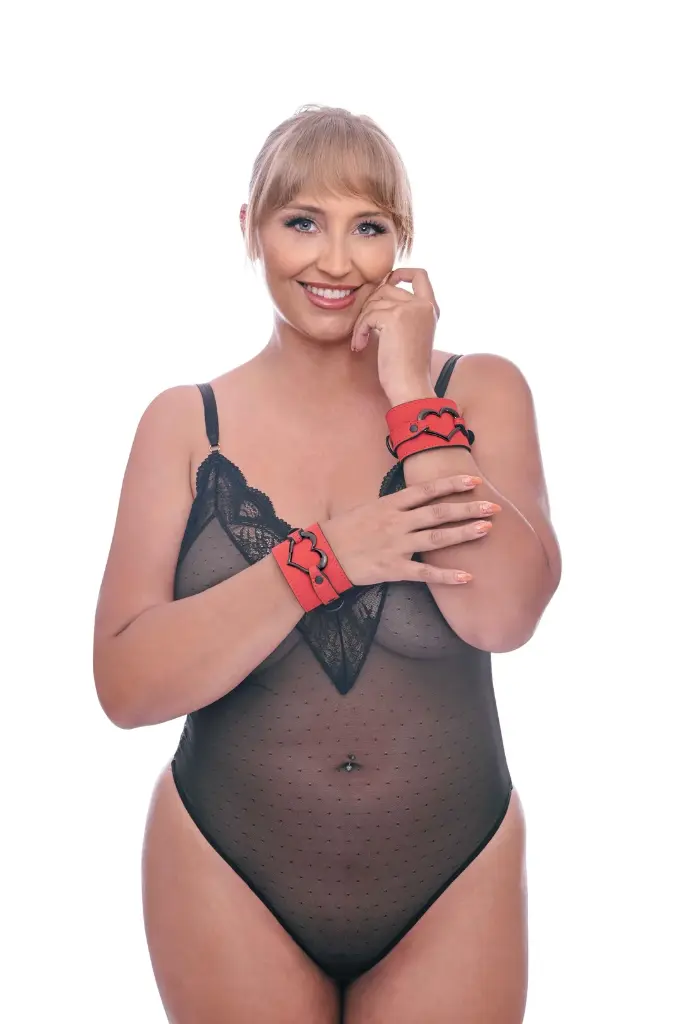 Menottes ajustables cuir synthétique rouge SPORTSHEETS - SEX & MISCHIEF "Amor Handcuffs" 106128