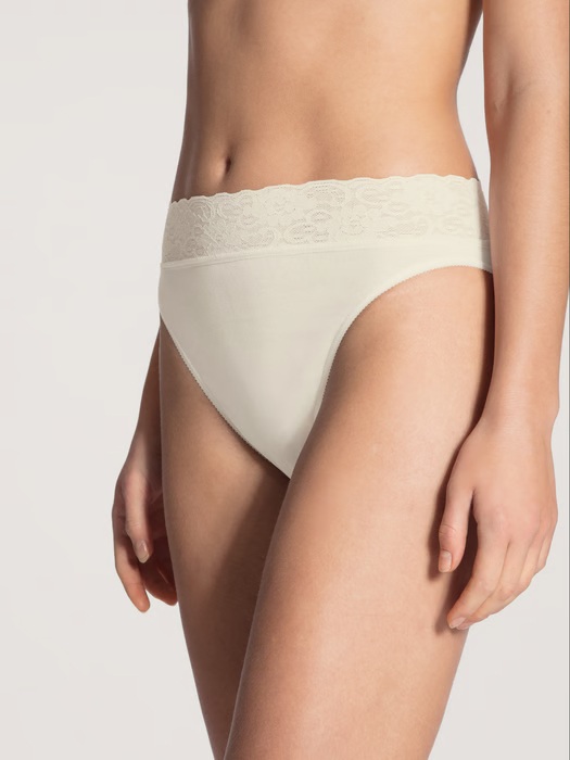 Slip doux 100% coton & dentelle CALIDA "Lycraspitze" 21901 - Champagne Crème 741 (XS)