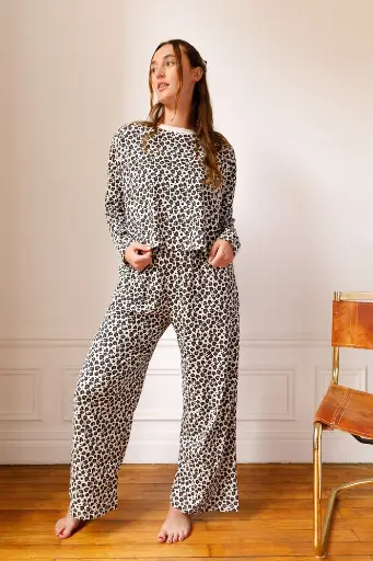 Pyjama long dame coton bio WE ARE JOLIES "Léopard Beige"